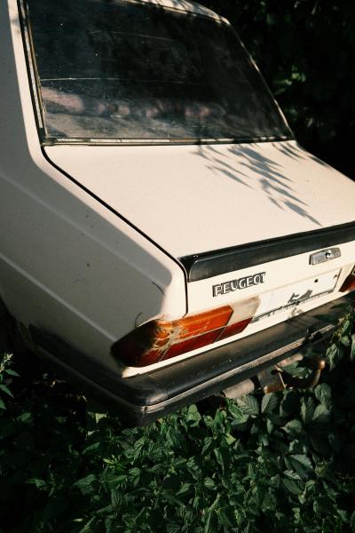 Foto des Hecks eines Kleinwagens.