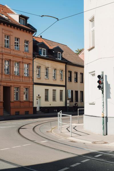 Foto einer Straßenecke mit Mehrfamilienhäusern.