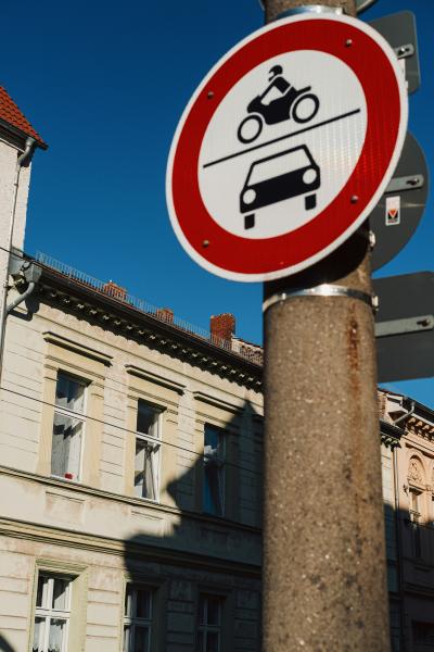 Foto eines Verkehrszeichens welches Kraftfahrzeuge verbietet.