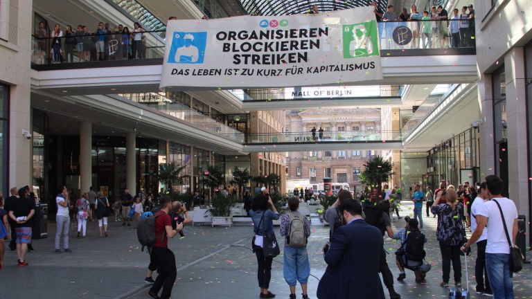 Blockupy am 2. September 2016 in der Mall of Shame in Berlin