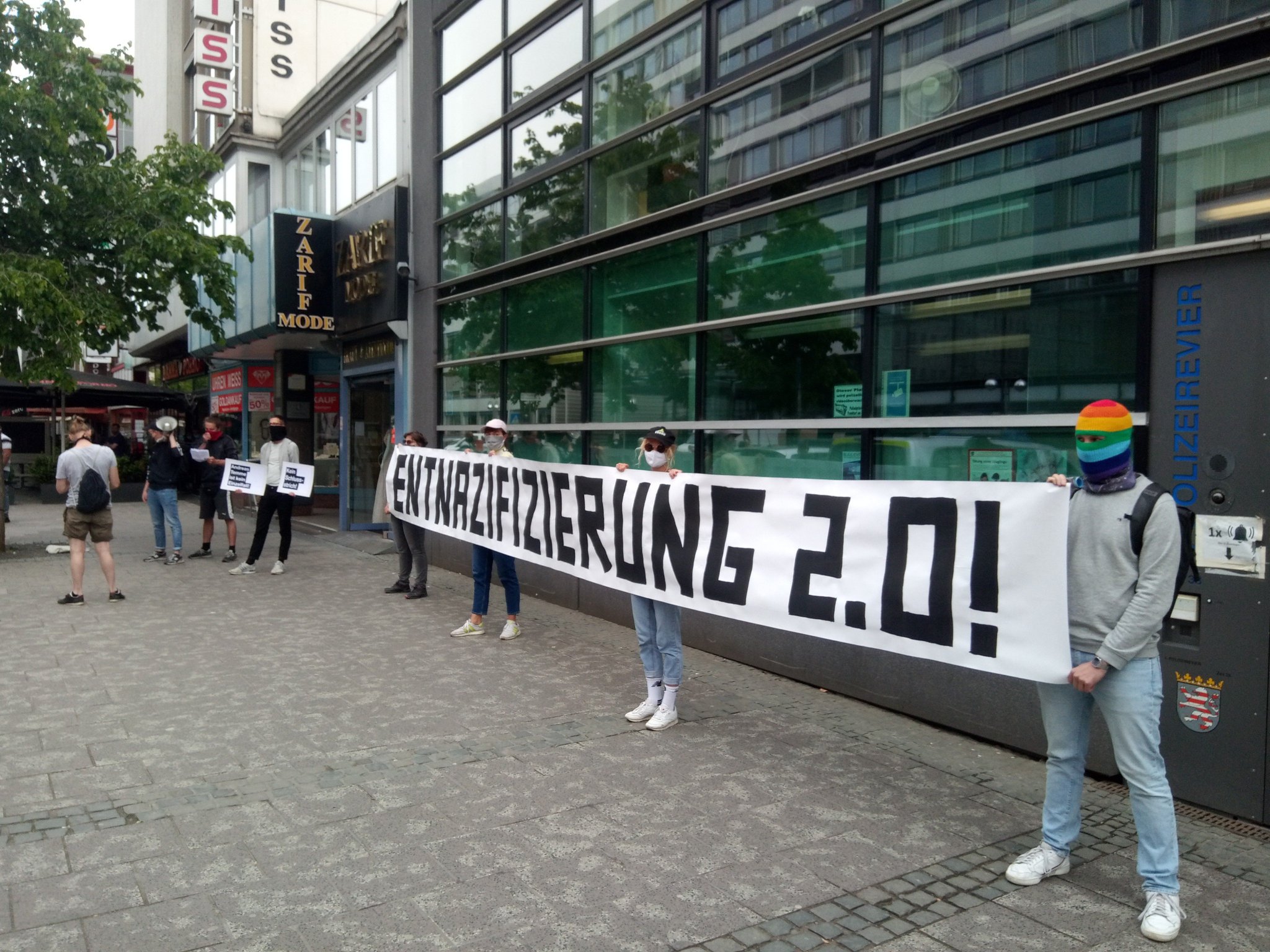 Entnazifizierung 2.0 am 8. Mai 2020 vor 1. Polizeirevier Frankfurt