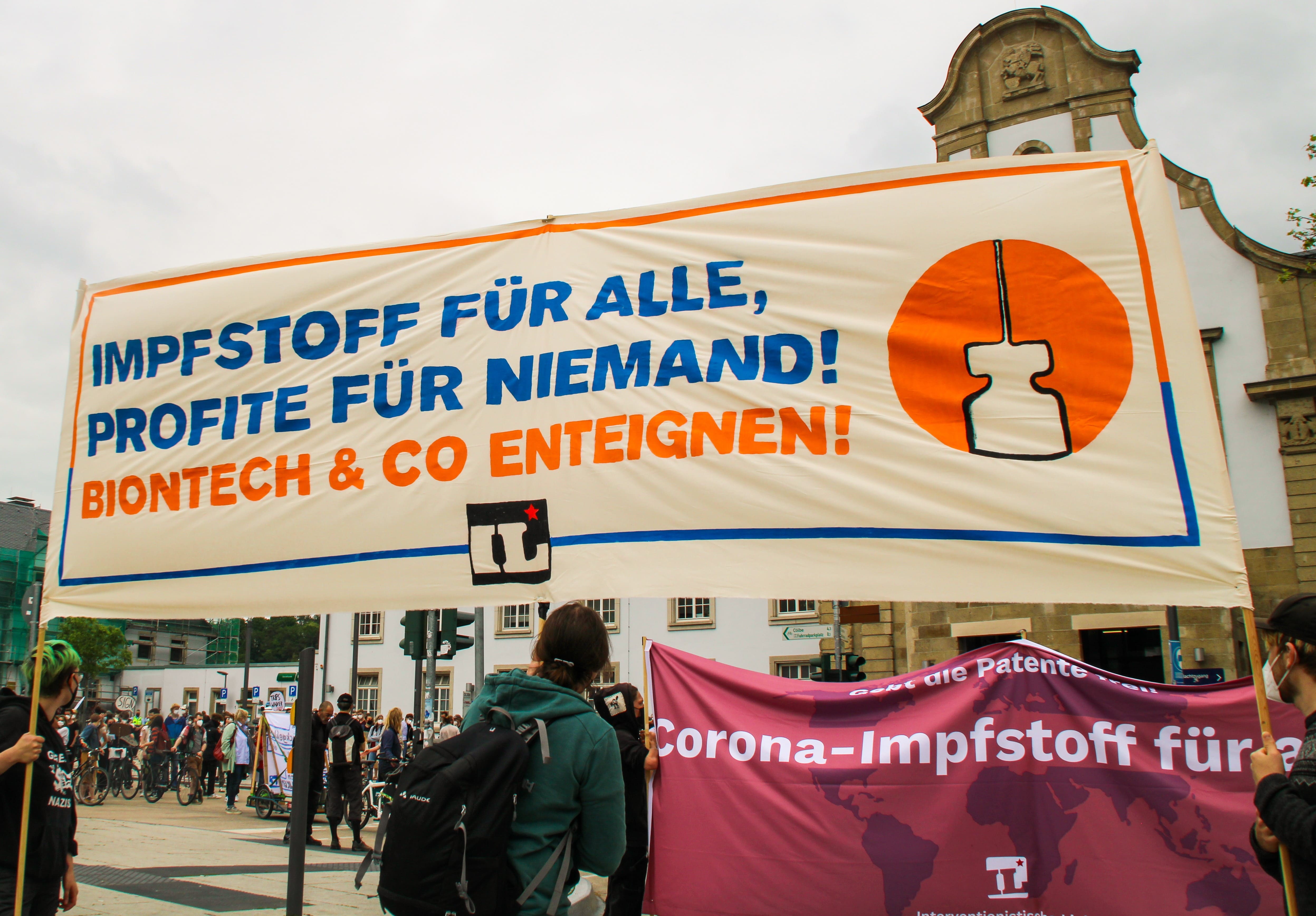 Mehr als 250 Menschen aus ganz Hessen demonstrierten für die Freigabe der Patente und die Vergesellschaftung der Pharmaindustrie