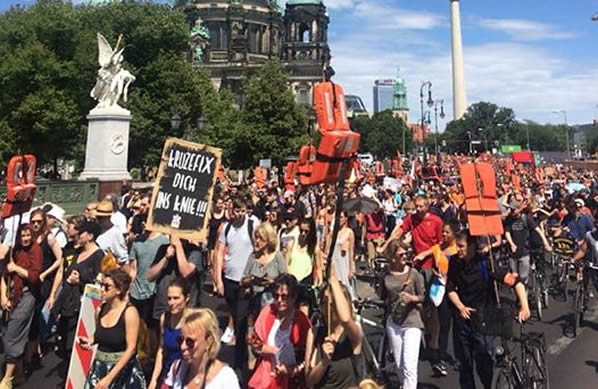 12.000 bei der Seebrücke Demo in Berlin